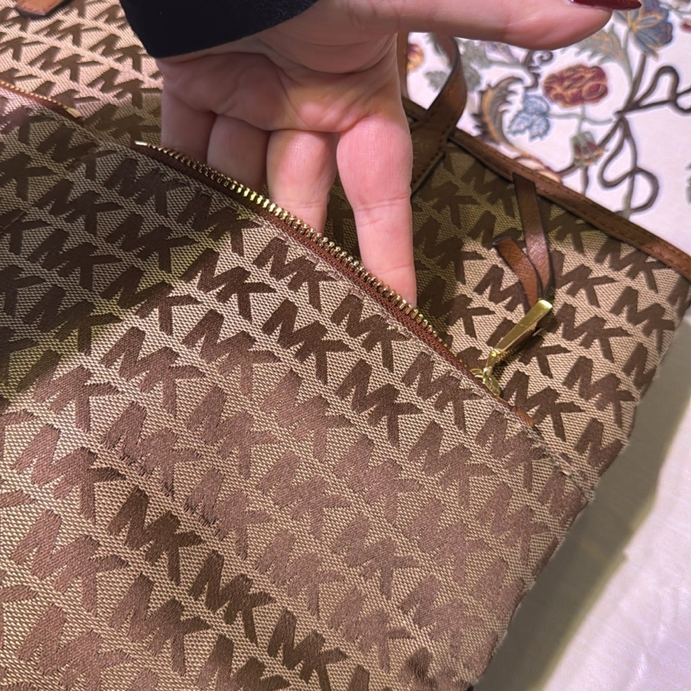 MICHAEL KORS Canvas Tote with Multiple Pockets and Gold Hardware EUC - Picture 3 of 13